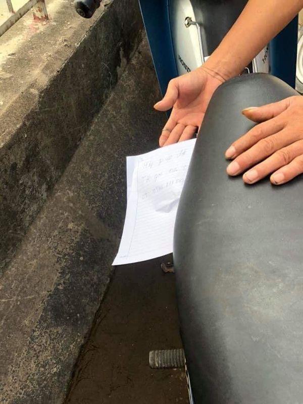 Người phụ nữ để lại xe máy kèm tờ giấy hãy giúp tôi gọi đến số điện thoại rồi nhảy xuống sông tự tử-2