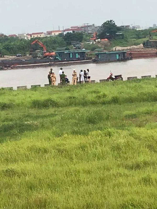 Người phụ nữ để lại xe máy kèm tờ giấy hãy giúp tôi gọi đến số điện thoại rồi nhảy xuống sông tự tử-3