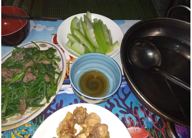 Vợ nấu mâm cơm tận 4 món mà chồng vẫn lên mạng than nấu thế này nuốt sao được làm nhiều người tức lây-2
