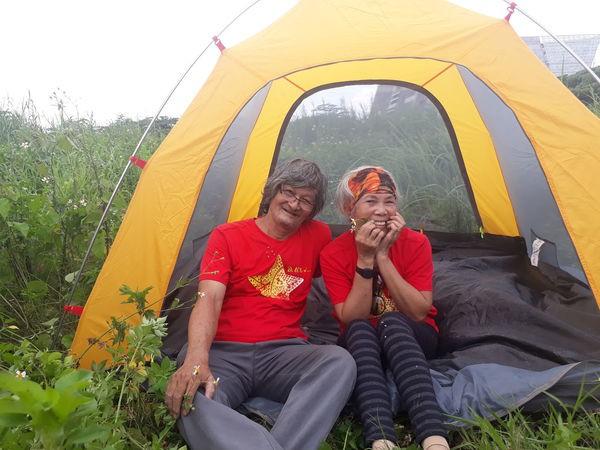 Ngưỡng mộ tình yêu đẹp của vợ chồng phượt thủ U70 và lời hứa cùng nhau đi hết Việt Nam-1