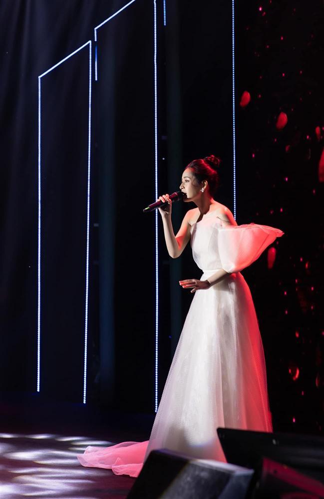 Vừa cà khịa cực mạnh Thúy Vi, fan phát hiện Midu còn có màn đọ nhan sắc cực gắt khi đụng hàng với Chi Pu-17