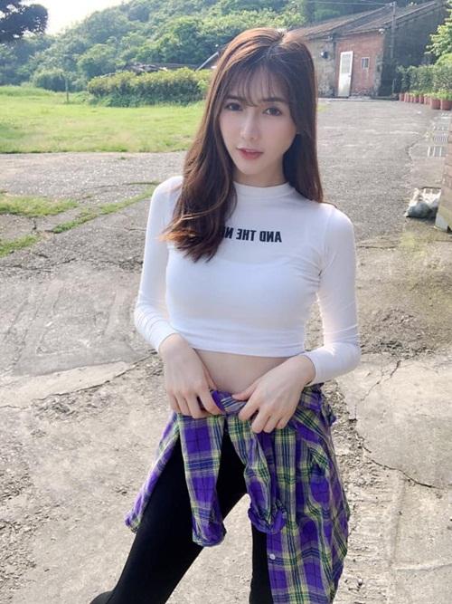 Đứng bán cá, cô gái vẫn hút khách ầm ầm vì sở hữu vòng một vô cùng bốc lửa-2