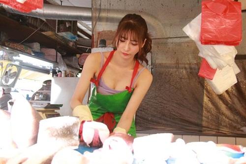 Đứng bán cá, cô gái vẫn hút khách ầm ầm vì sở hữu vòng một vô cùng bốc lửa-1