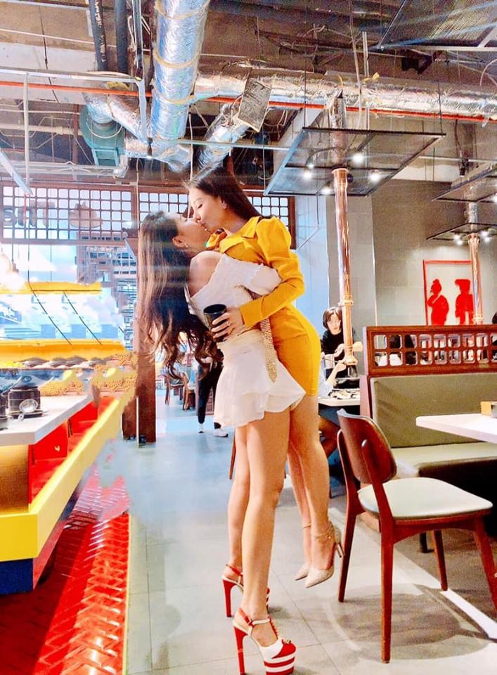 Diện trang phục ngắn cũn cỡn hôn bất chấp giữa quán ăn nhưng bất ngờ nhất vẫn là danh tính của 2 gái xinh-1