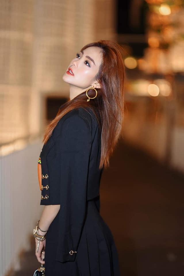 Nhan sắc ngày càng thăng hạng nhưng Minh Hằng bị fan soi photoshop kéo dài chân đến méo cả bậc thang-5