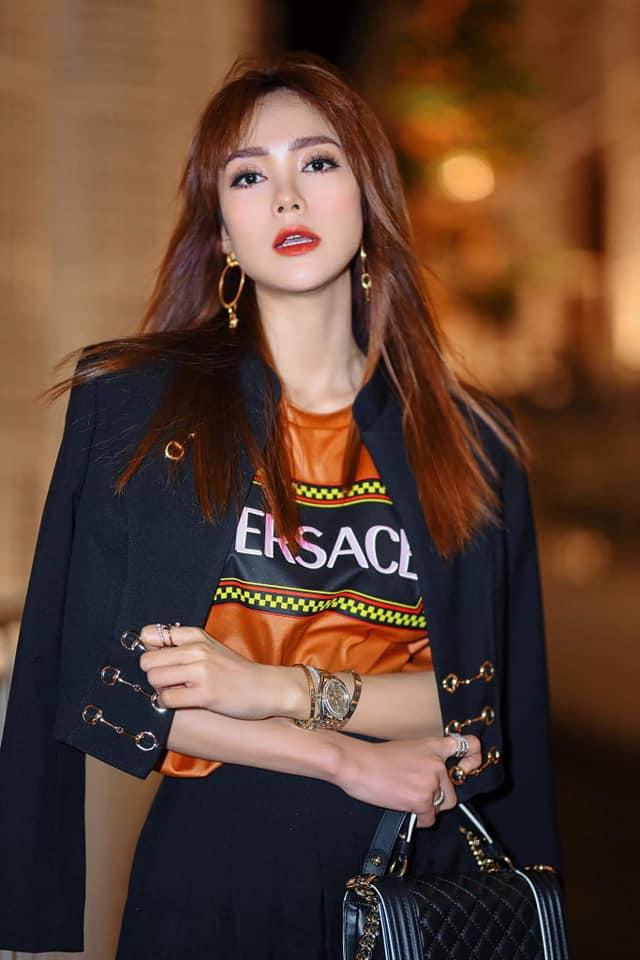 Nhan sắc ngày càng thăng hạng nhưng Minh Hằng bị fan soi photoshop kéo dài chân đến méo cả bậc thang-6