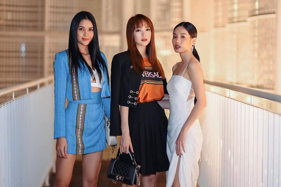 Nhan sắc ngày càng thăng hạng nhưng Minh Hằng bị fan soi photoshop kéo dài chân đến méo cả bậc thang-9