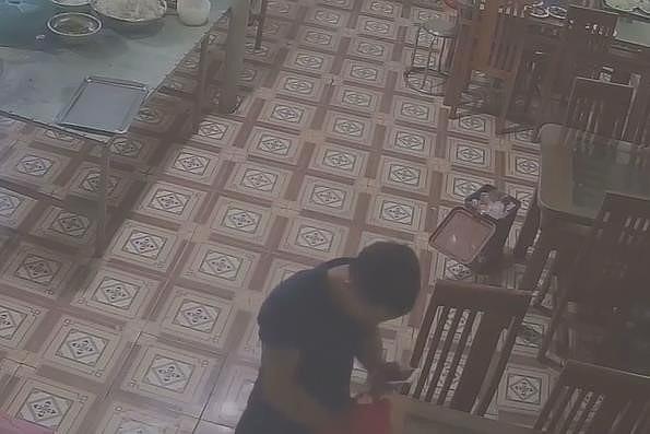 Clip: Đang phụ bếp, cô gái bị nam thanh niên vào tận nơi tạt axit hỏng một bên mắt, mặt bỏng nặng-1