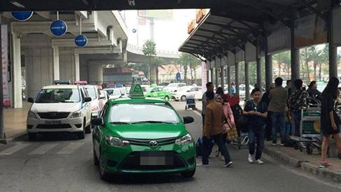 Vợ chồng cò mồi thi nhau lăng mạ, nhổ nước bọt vào mặt an ninh hàng không-1