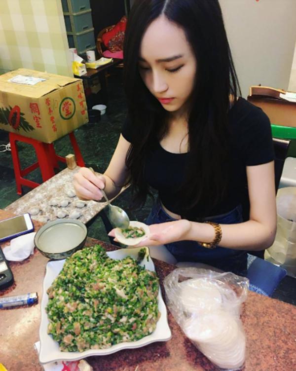 Cô gái bán được cả 10 ngàn chiếc bánh bao mỗi ngày chỉ vì ngoại hình siêu bốc lửa-4