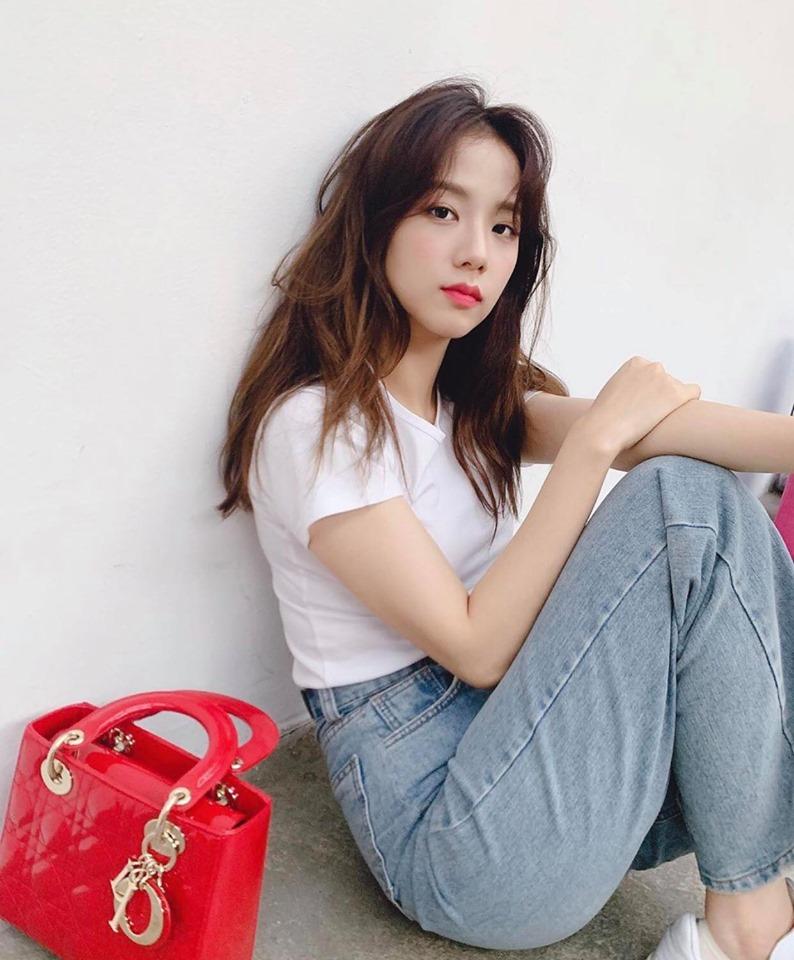 Chẳng ăn diện cầu kỳ, BLACKPINK Jisoo vẫn đốn tim fans với vẻ ngoài xinh đẹp-1