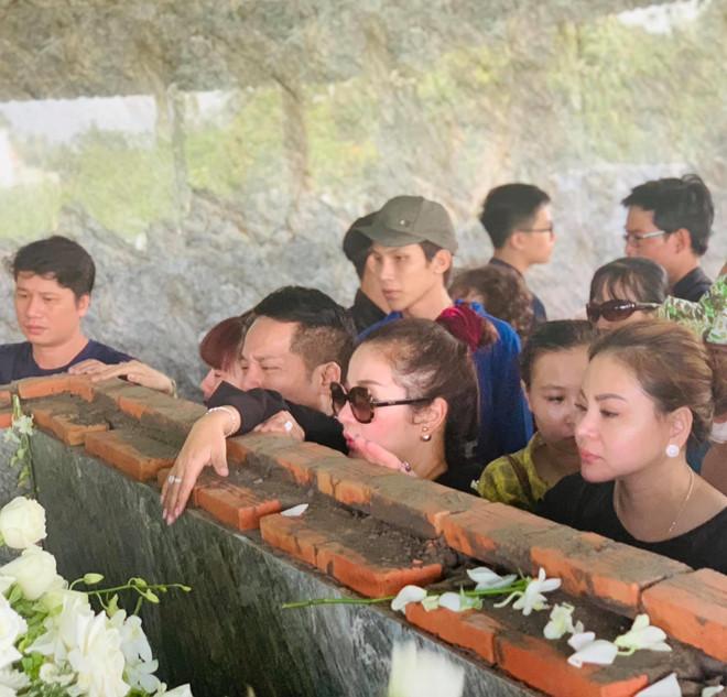 Hoài Linh khóc, nhớ kỷ niệm cũ khi tiễn biệt nghệ nhân Thành Giao-2