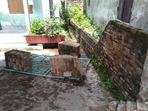 Trụ cổng đổ làm cháu bé 8 tuổi tử vong-1