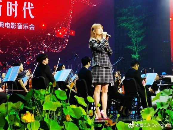 Én nhỏ Triệu Vy diện cả cây ca rô nhưng lại mất điểm vì đôi giày lạc quẻ-2