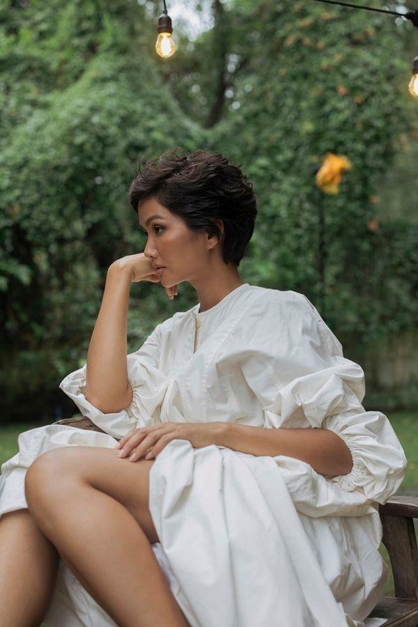 HHen Niê trở lại với tóc ngắn mà sao trông giống tomboyloichoi Ánh Dương đến lạ?-5