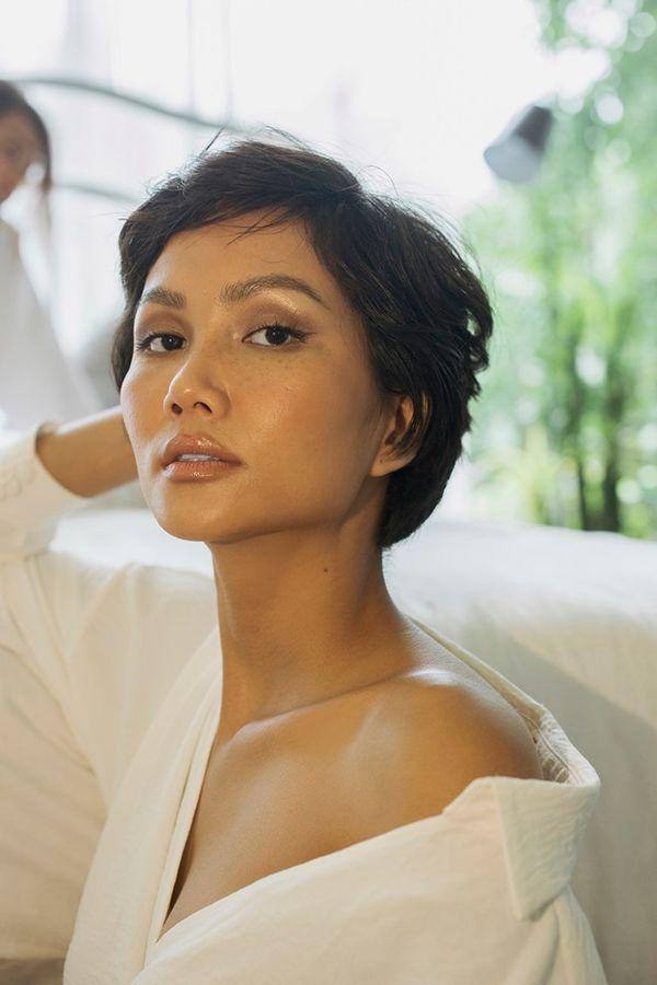 HHen Niê trở lại với tóc ngắn mà sao trông giống tomboyloichoi Ánh Dương đến lạ?-6