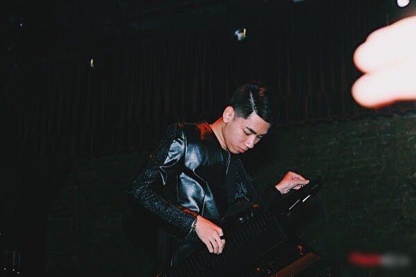 Jack lại bị soi thái độ lấc cấc, làm màu khi mang nguyên dàn vệ sĩ hộ tống đi diễn quán bar-4