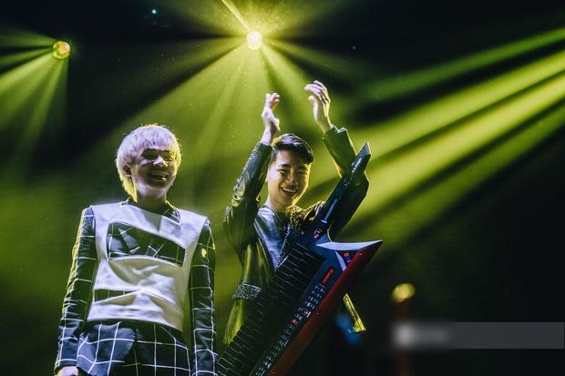 Jack lại bị soi thái độ lấc cấc, làm màu khi mang nguyên dàn vệ sĩ hộ tống đi diễn quán bar-1