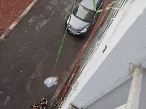 Những cô gái vàng trong làng nhận ship: Không muốn xuống dưới nên buộc giỏ kéo trà sữa lên, đi đến nửa đường thì...