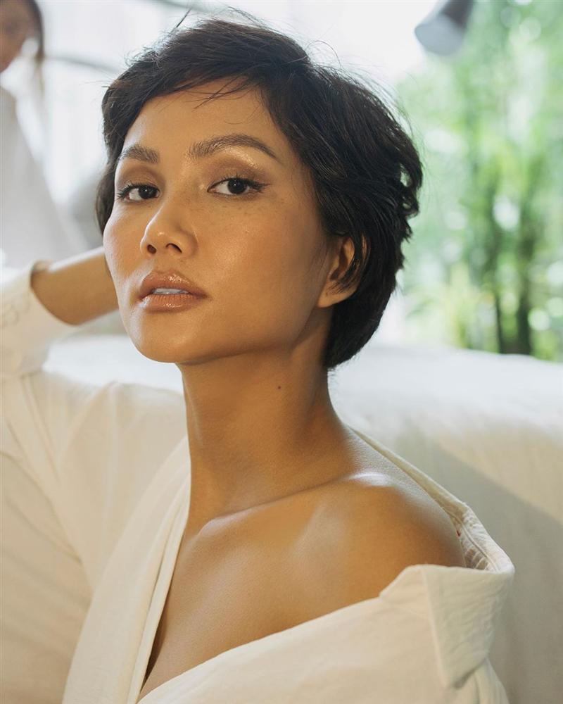 Bản tin Hoa hậu Hoàn vũ 26/8: HHen Niê có phải bông hoa đẹp nhất trong dàn mỹ nữ mặt mộc?-1