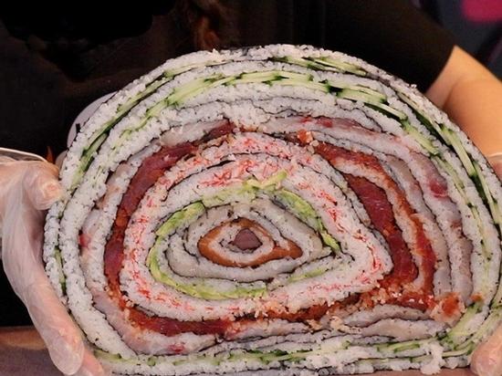 Thử thách ăn cơm cuộn sushi khổng lồ dày 100 lớp