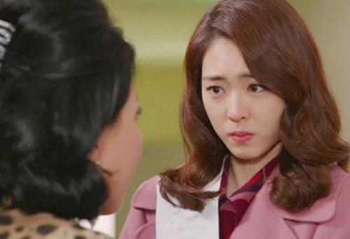 Từng hất nước vào mặt đuổi tôi khỏi nhà ngày ra mắt, 3 năm sau mẹ anh phải quỳ gối cầu xin tôi-1