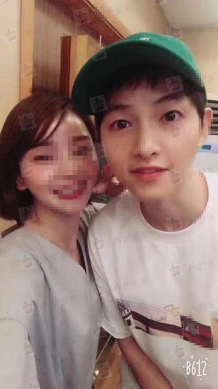 Song Joong Ki vui vẻ với gái lạ trong lần xuất hiện hiếm hoi hậu ly hôn Song Hye Kyo-1