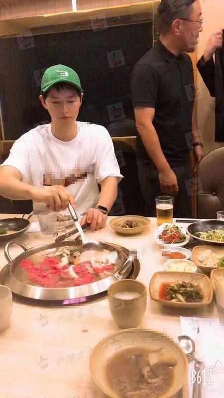 Song Joong Ki vui vẻ với gái lạ trong lần xuất hiện hiếm hoi hậu ly hôn Song Hye Kyo-2