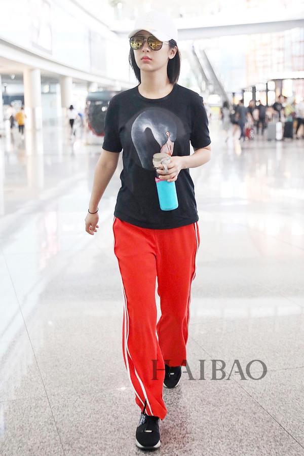 Dương Tử và các sao nữ bị chê ăn mặc thảm họa ra sân bay-3