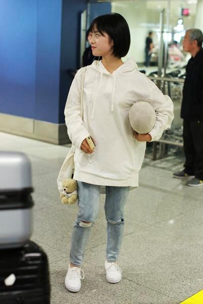 Dương Tử và các sao nữ bị chê ăn mặc thảm họa ra sân bay-6