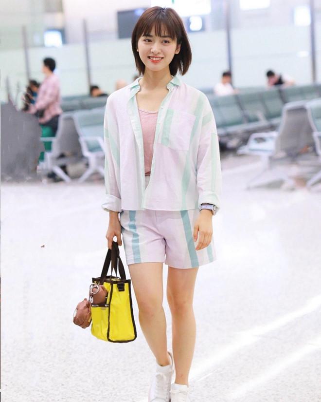 Dương Tử và các sao nữ bị chê ăn mặc thảm họa ra sân bay-8