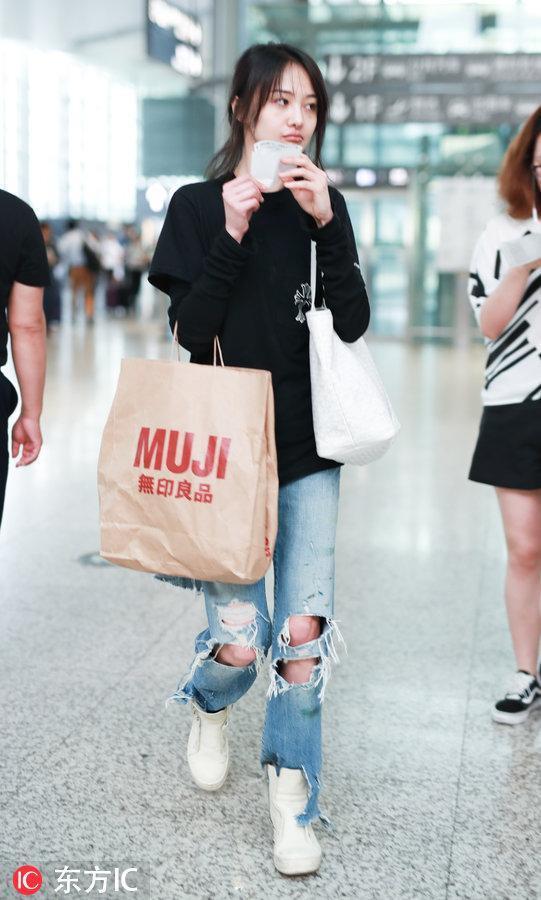 Dương Tử và các sao nữ bị chê ăn mặc thảm họa ra sân bay-11