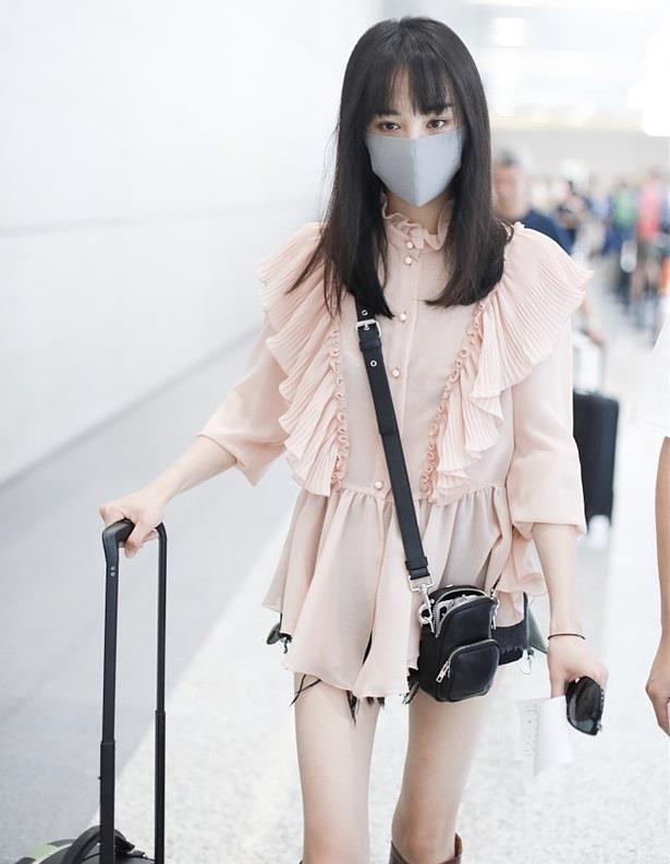 Dương Tử và các sao nữ bị chê ăn mặc thảm họa ra sân bay-12
