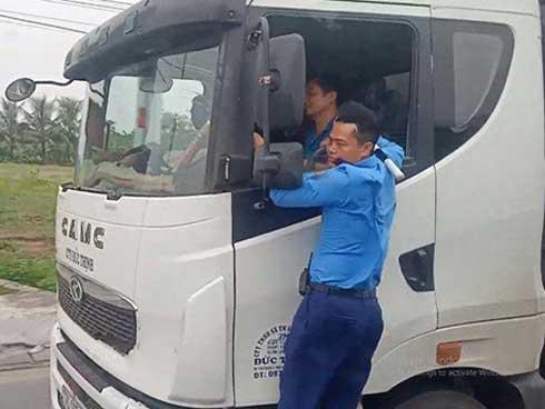 Thanh tra giao thông Hải Phòng đánh đu, xe quá tải bỏ chạy 3km