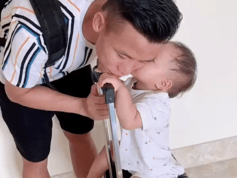 Lịm tim khoảnh khắc con gái 1 tuổi hôn tạm biệt khi Quế Ngọc Hải lên đường chuẩn bị cho vòng loại World Cup