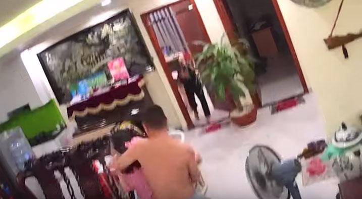 Clip: Võ sư Hà Nội tung cước đánh vợ vừa sinh ngã sấp mặt phải nhập viện, còn dọa đốt nhà - giết cả dòng họ-1
