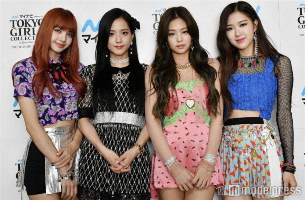 Mặc hàng hiệu đắt xắt ra miếng nhưng các thành viên BlackPink toàn bị so sánh với những thứ bá đạo-9