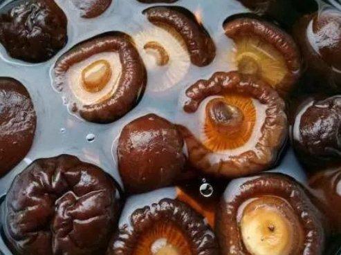 Chỉ rửa nấm bằng nước thì không sạch, thêm thứ này đảm bảo bụi bẩn tự động bong ra hết-3