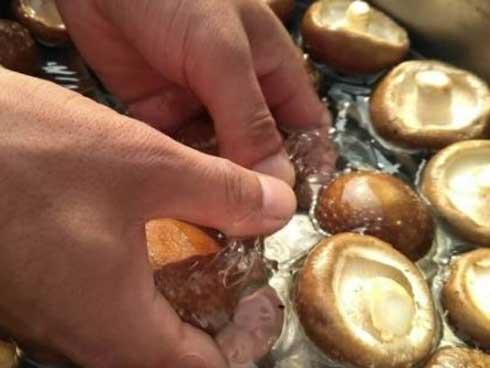 Chỉ rửa nấm bằng nước thì không sạch, thêm thứ này đảm bảo bụi bẩn tự động bong ra hết