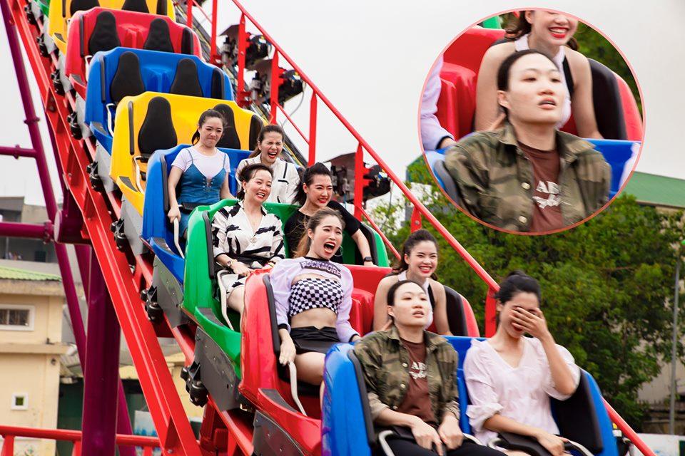 Chết cười biểu hiện của thanh niên cứng chơi trò đi tàu cao tốc trên cao mặt không biến sắc trong khi chị em xung quanh la hét ầm ĩ-2