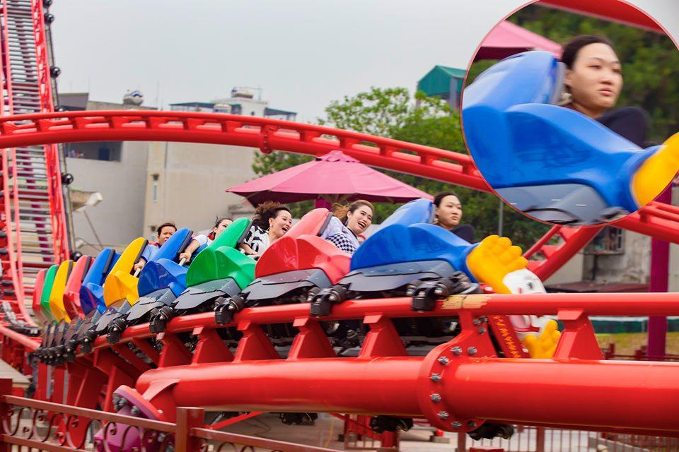 Chết cười biểu hiện của thanh niên cứng chơi trò đi tàu cao tốc trên cao mặt không biến sắc trong khi chị em xung quanh la hét ầm ĩ-4