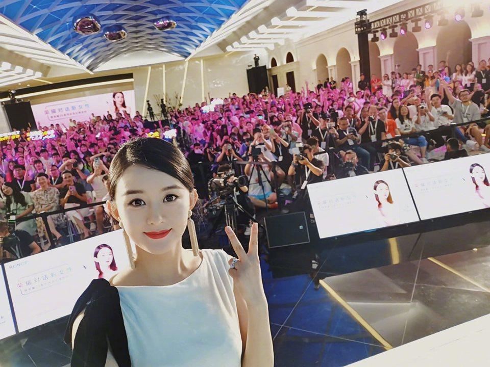 Triệu Lệ Dĩnh khoe loạt ảnh hậu trường đẹp xuất thần sau khi tái xuất showbiz-7