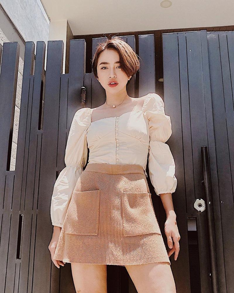 Cùng diện đầm hai dây, Jun Vũ tinh tế bao nhiêu thì Thúy Vi lại gây nhức mắt bấy nhiêu-9