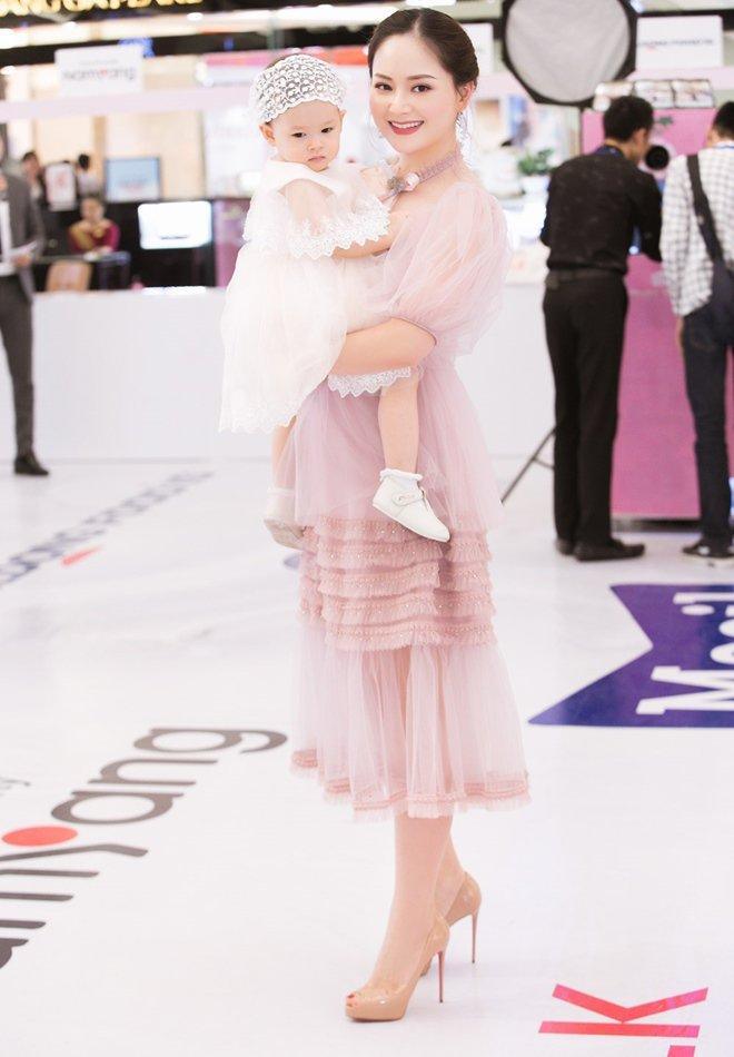 Lan Phương khoe con gái lai với chồng Tây cao 2 mét, nhan sắc chặt đẹp mẹ-2