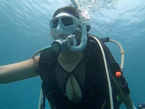 Khoe ảnh đi lặn biển, cô gái khiến dân tình không thể rời mắt khỏi điểm này