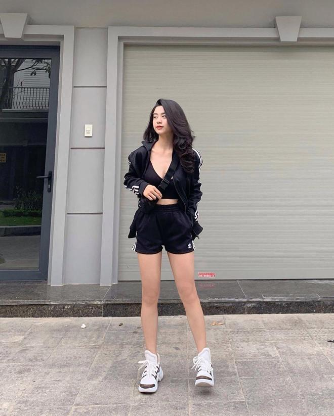 Bạn gái hot girl của Huyme luôn diện đồ khoe vòng một căng đầy-6