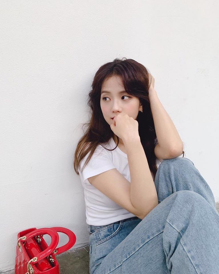 Đẳng cấp visual là đây: Jisoo BlackPink đẹp hết phần thiên hạ dù chỉ mặc áo phông trắng, quần jeans basic-3