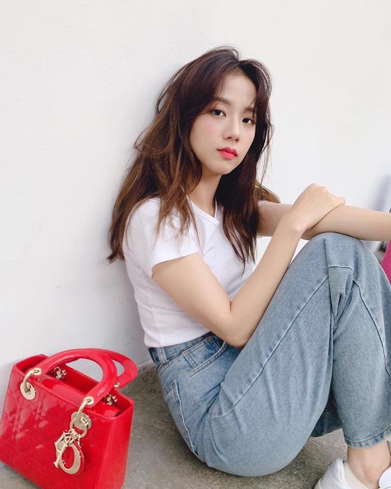 Đẳng cấp visual là đây: Jisoo BlackPink đẹp hết phần thiên hạ dù chỉ mặc áo phông trắng, quần jeans basic-4