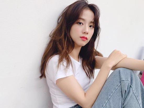 Đẳng cấp visual là đây: Jisoo BlackPink đẹp hết phần thiên hạ dù chỉ mặc áo phông trắng, quần jeans basic