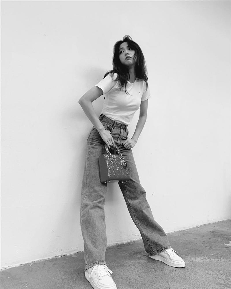 Đẳng cấp visual là đây: Jisoo BlackPink đẹp hết phần thiên hạ dù chỉ mặc áo phông trắng, quần jeans basic-1